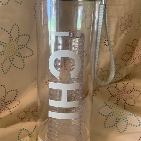 iChi infuse water bottle with strap. Infused your drink 🥤🍒🍉🍎🍍 - Picture 9 of 9